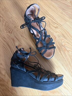Gentle Souls by Kenneth Cole Black Lace-Up Strappy Wedge Sandals